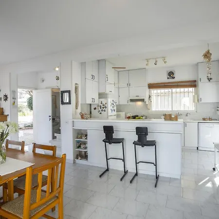 Your Beautiful Holiday With Majestic Sea Views, 1495 *