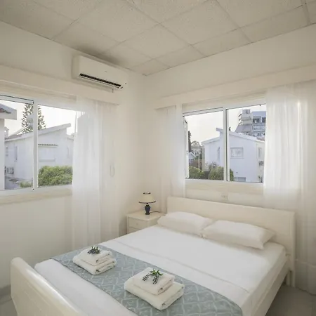 Villa Your Beautiful Holiday With Majestic Sea Views, 1495 *